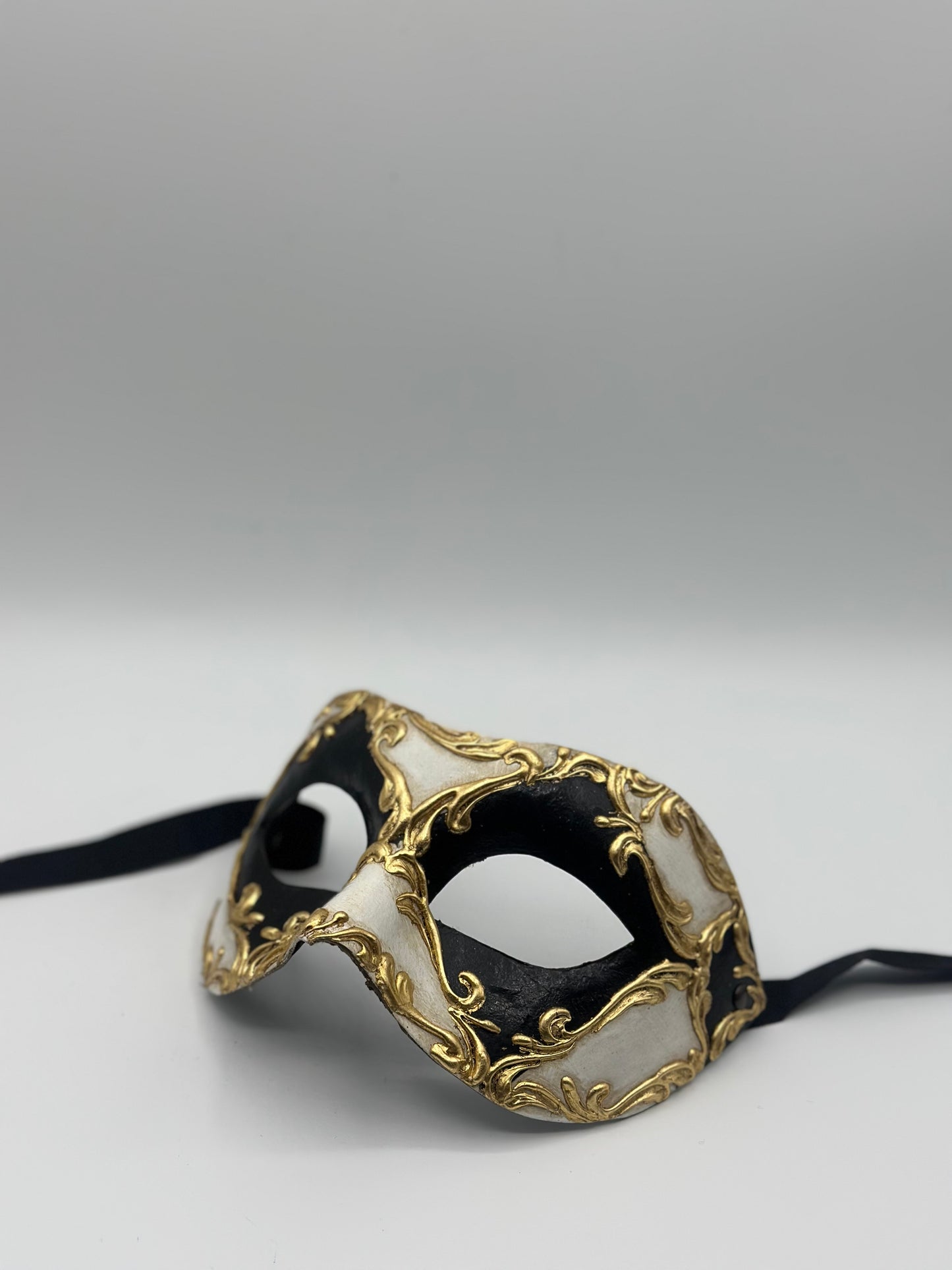 Zwart-Wit Venetiaans Masker met Gouden Barokdetails