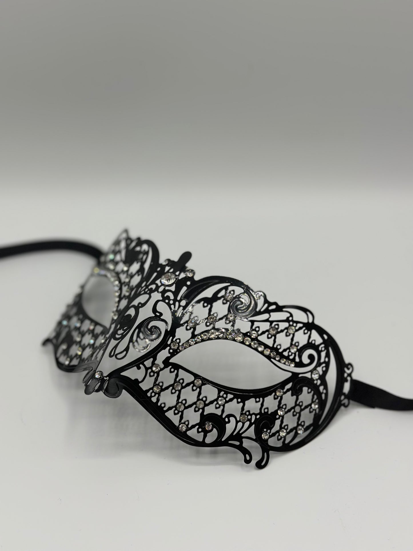 Maskenmaske für Damen "Seranade" - Venezianische Maske aus schwarzem Metall mit Strasssteinen