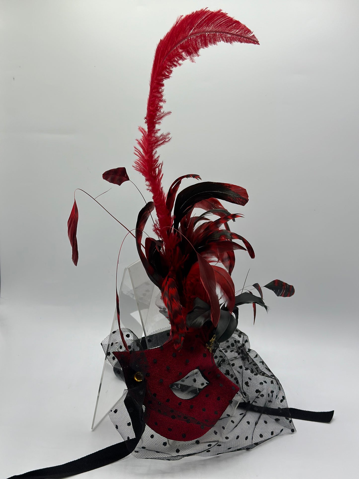 Masque de luxe avec plumes - masque rouge avec plumes - masque élégant en velours rouge