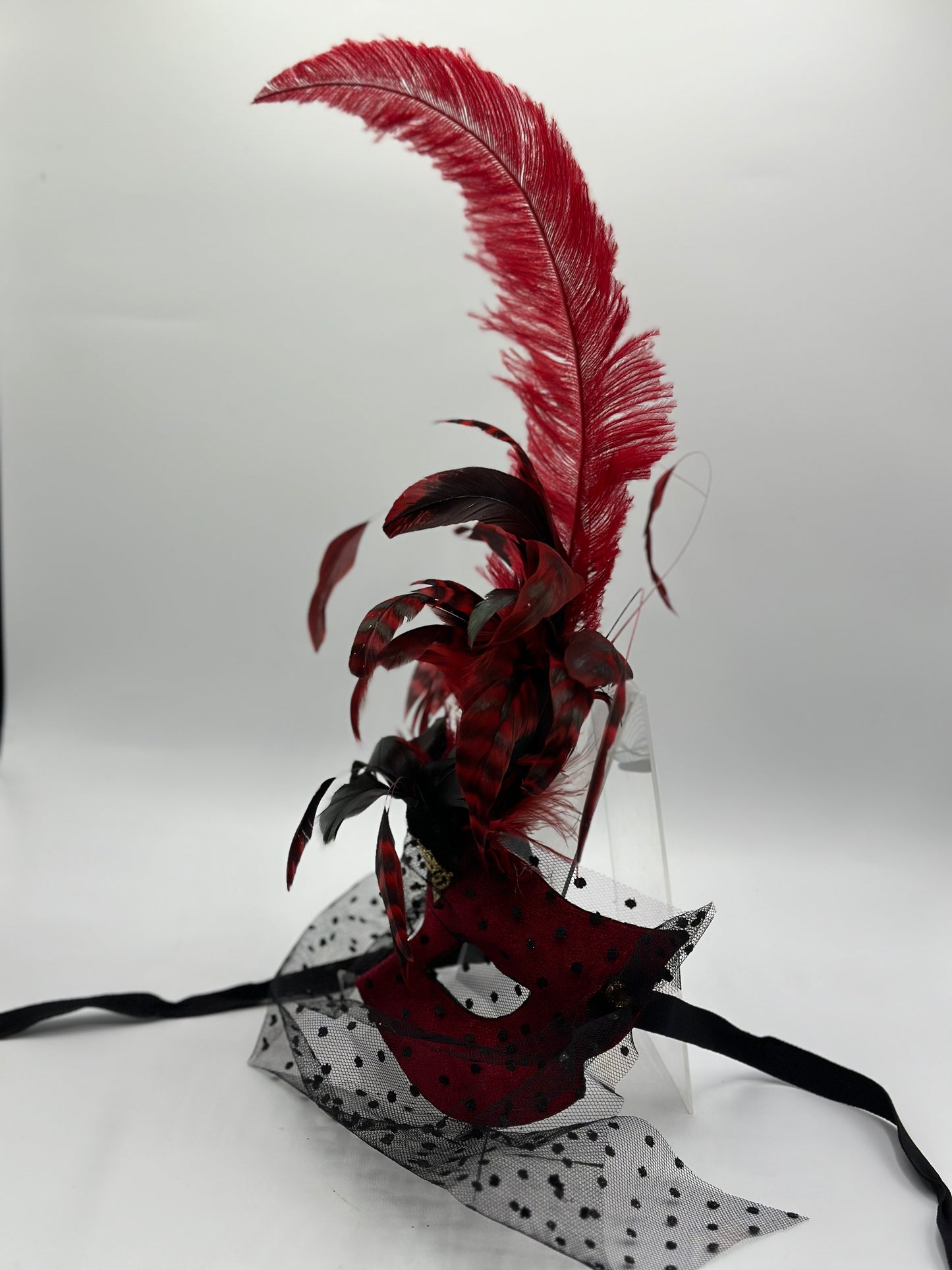 Masque de luxe avec plumes - masque rouge avec plumes - masque élégant en velours rouge