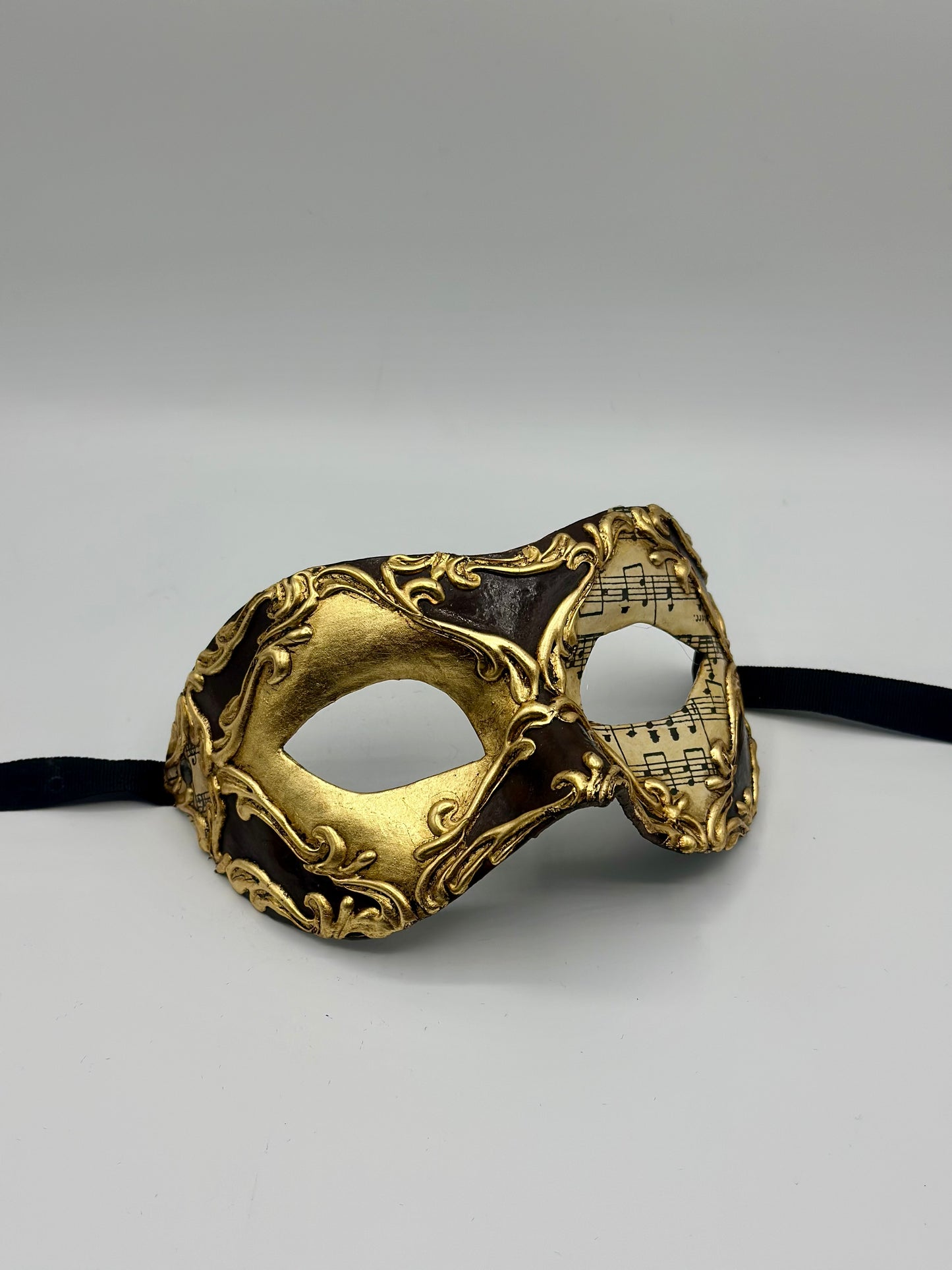 Masker met Bladmuziek en goud en bruin