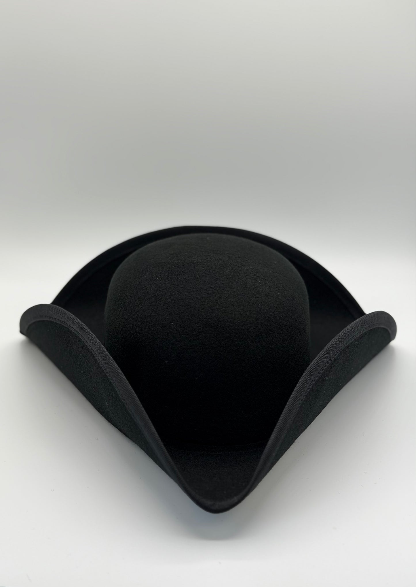 Masque vénitien Bauta Casanova avec tricorne en laine