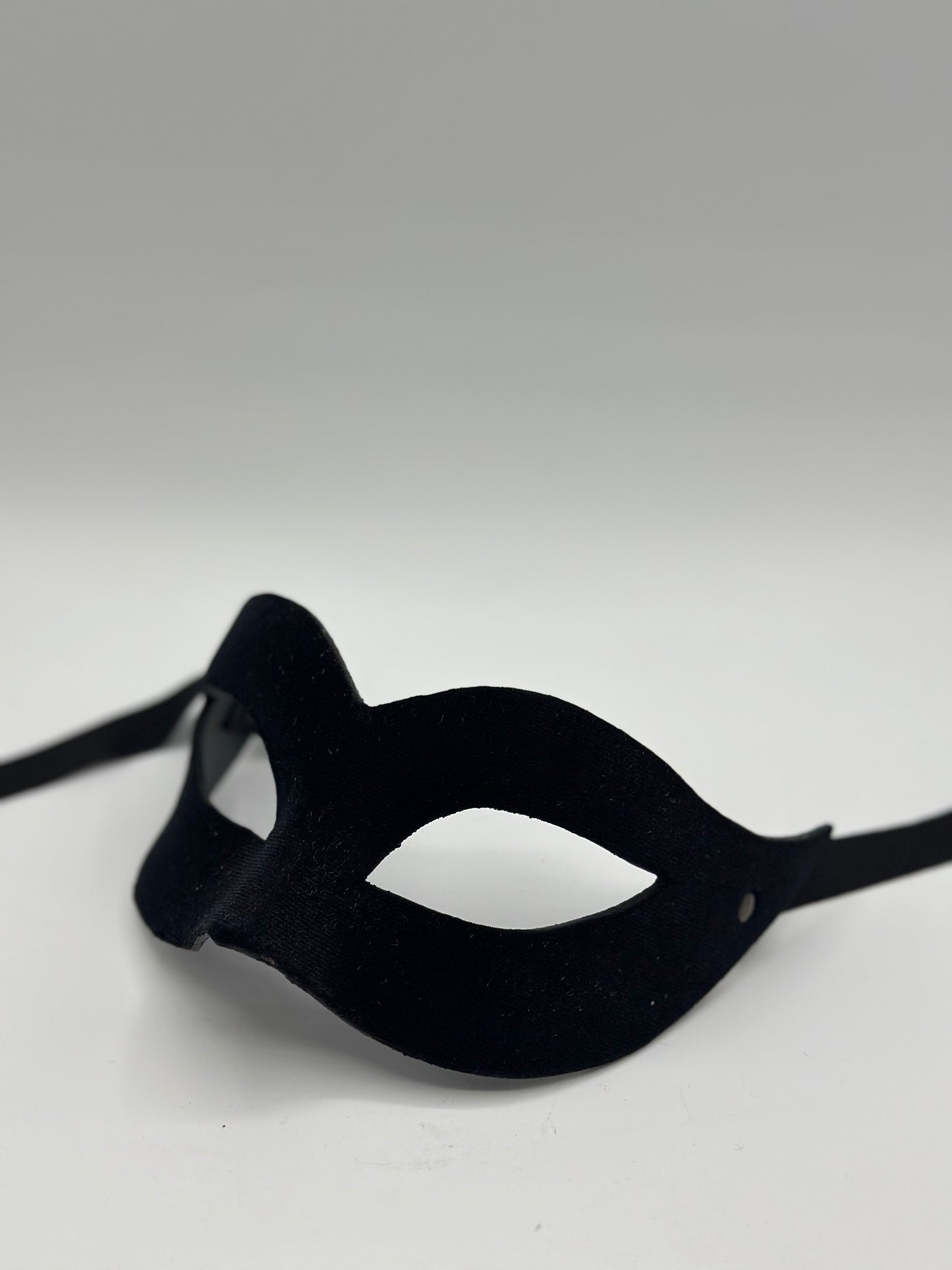 Máscara cubierta de terciopelo negro. Máscara de mascarada negra para mujer.