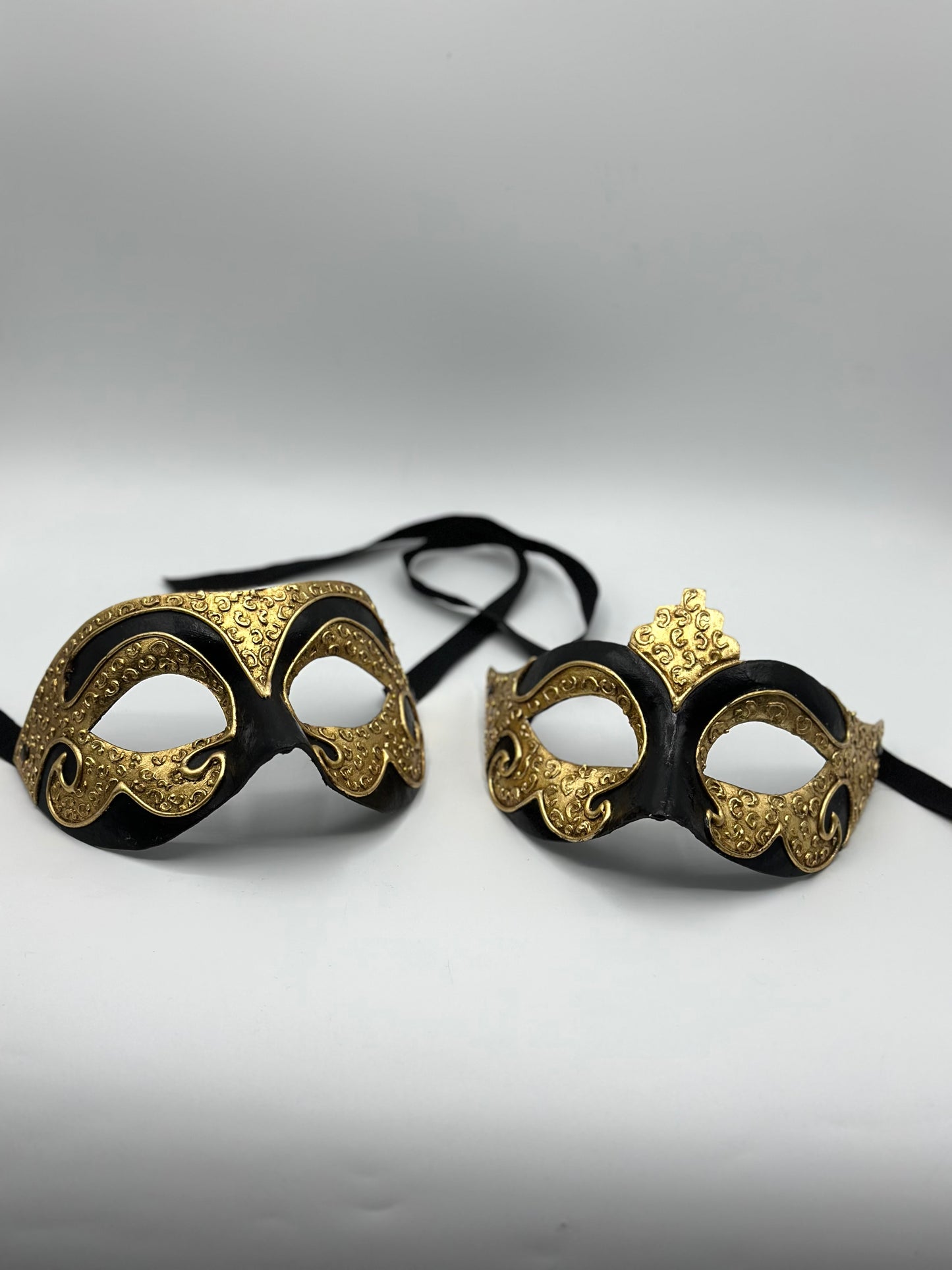 Venetian Couple Mask Set in black and gold - Handcrafted Papier-Mâché - Duo Masks for Masquerade & Events