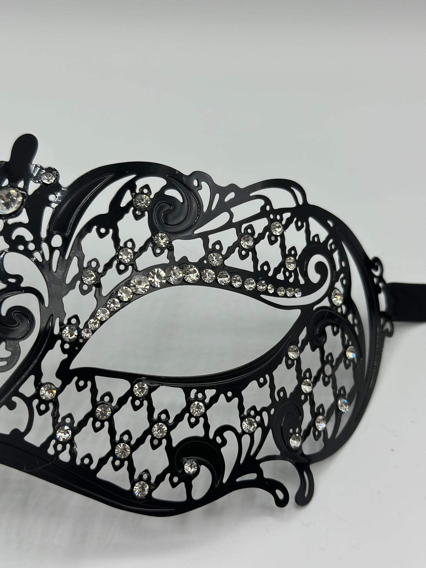 Maskenmaske für Damen "Seranade" - Venezianische Maske aus schwarzem Metall mit Strasssteinen