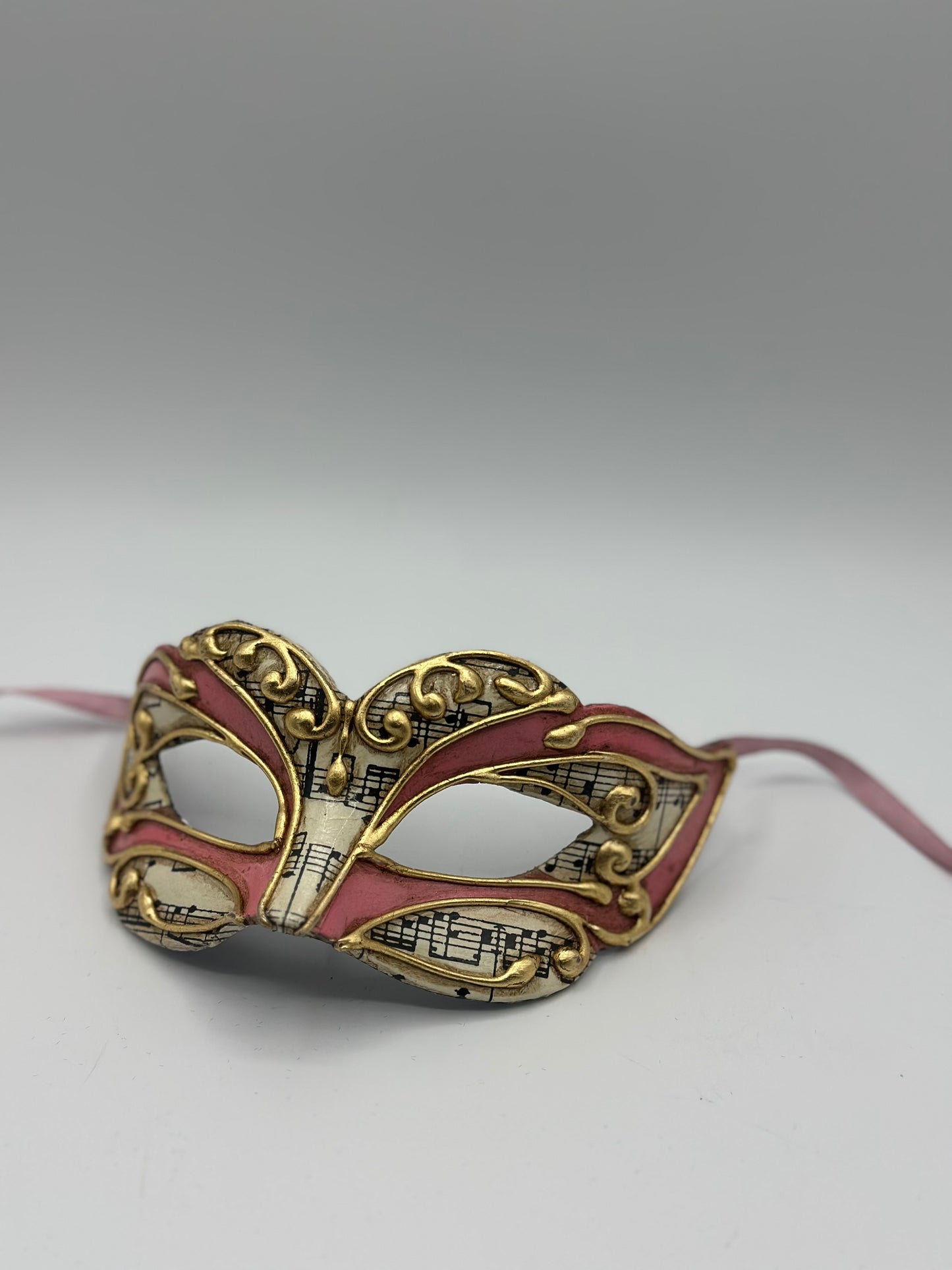 Venezianische Maskenmaske – Rosa mit goldenen Details und Musiknoten