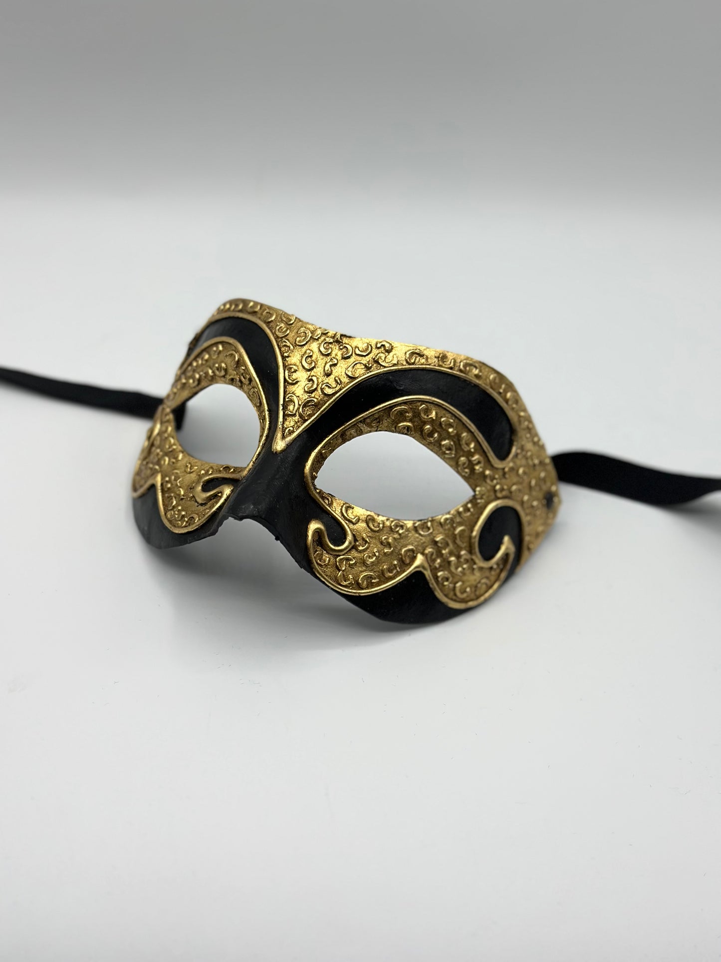 Masque vénitien – Noir avec détails dorés