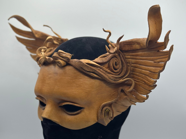 Braune Ledermaske - Geflügeltes Wesen aus natürlichem braunem Leder. Maskenmaske aus Leder - Halloweenmaske.