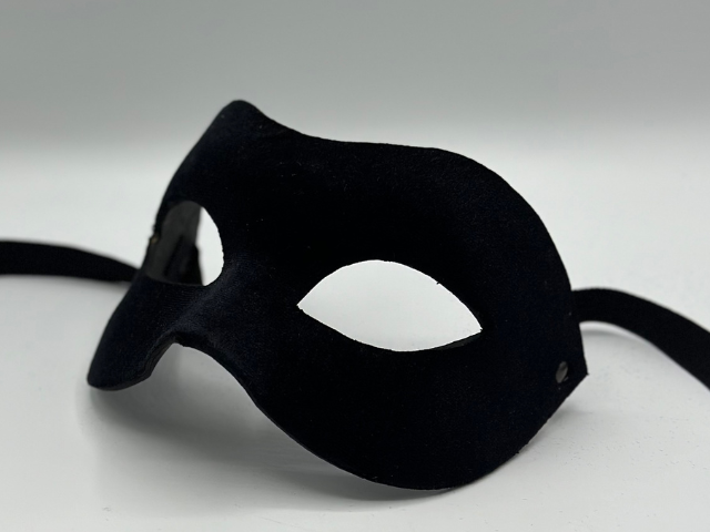 Dos máscaras de baile veneciano - máscara de hombre y máscara de mujer - en terciopelo negro. Máscara de pareja negro