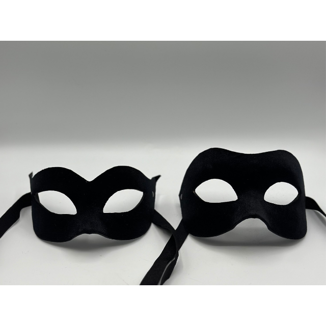 Dos máscaras de baile veneciano - máscara de hombre y máscara de mujer - en terciopelo negro. Máscara de pareja negra.