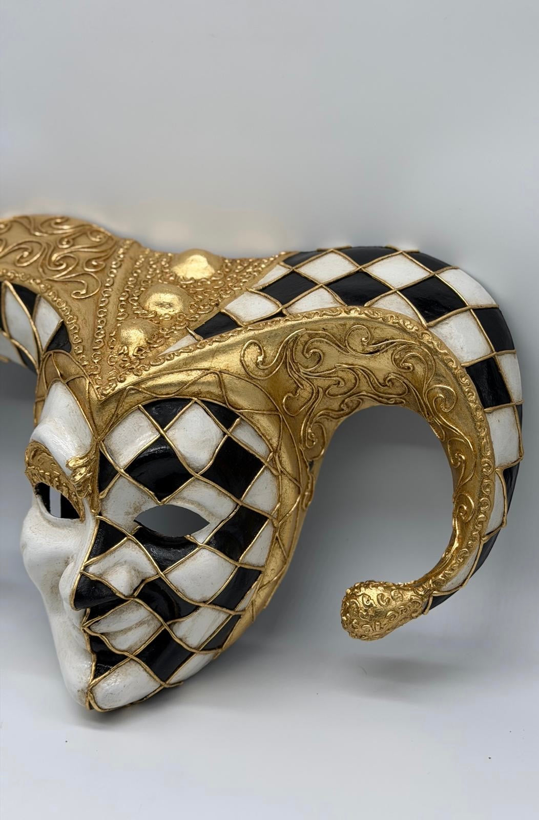 Venetiaans Harlekijn Masker Goud Zwart Wit – Luxe Maskerade & Decoratie