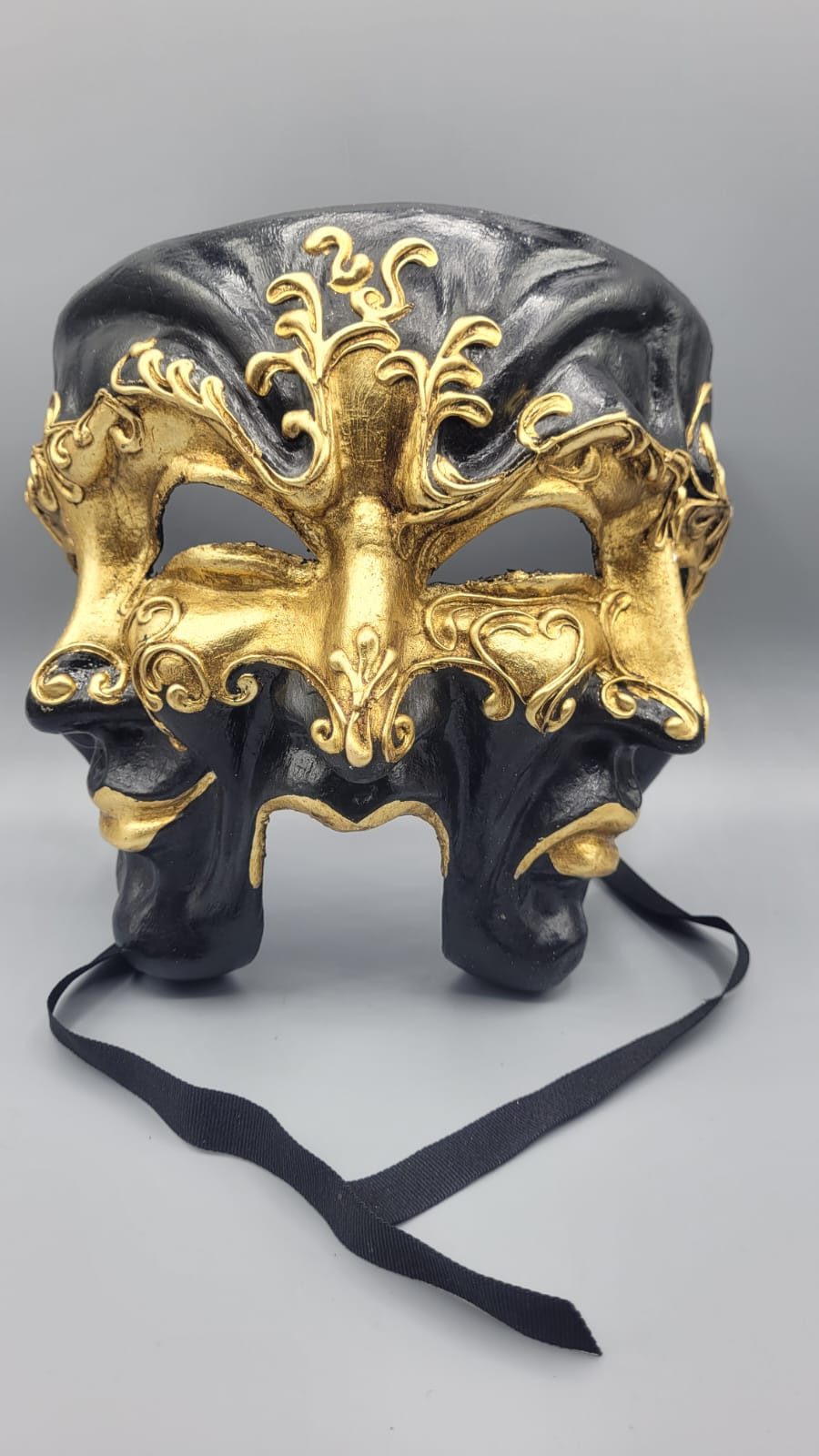 Schwarz-goldene Drei-Gesichter-Maske