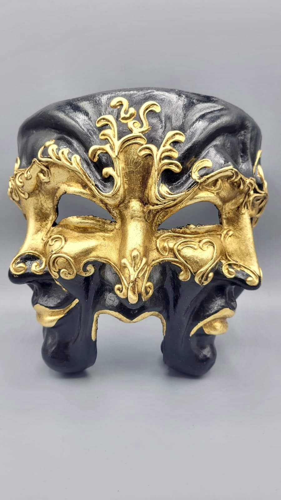 Schwarz-goldene Drei-Gesichter-Maske