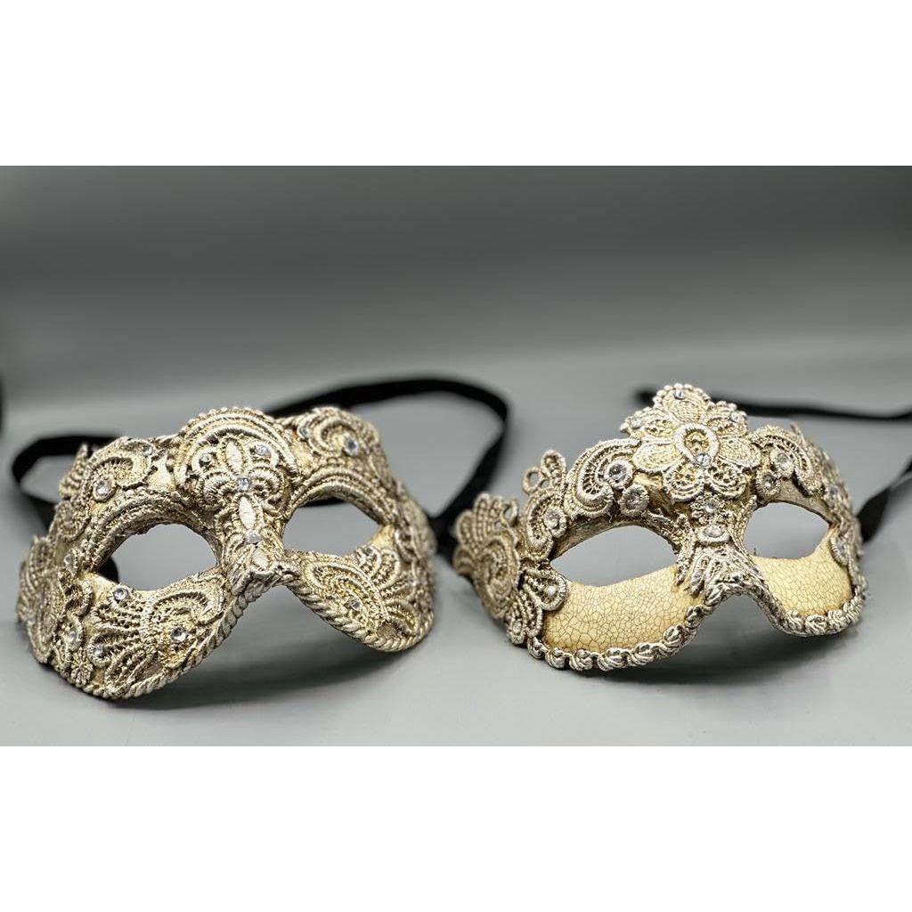 Dos lujosas máscaras de baile venecianas -hombre y mujer- de encaje plateado. Conjunto de máscaras de mascarada para parejas