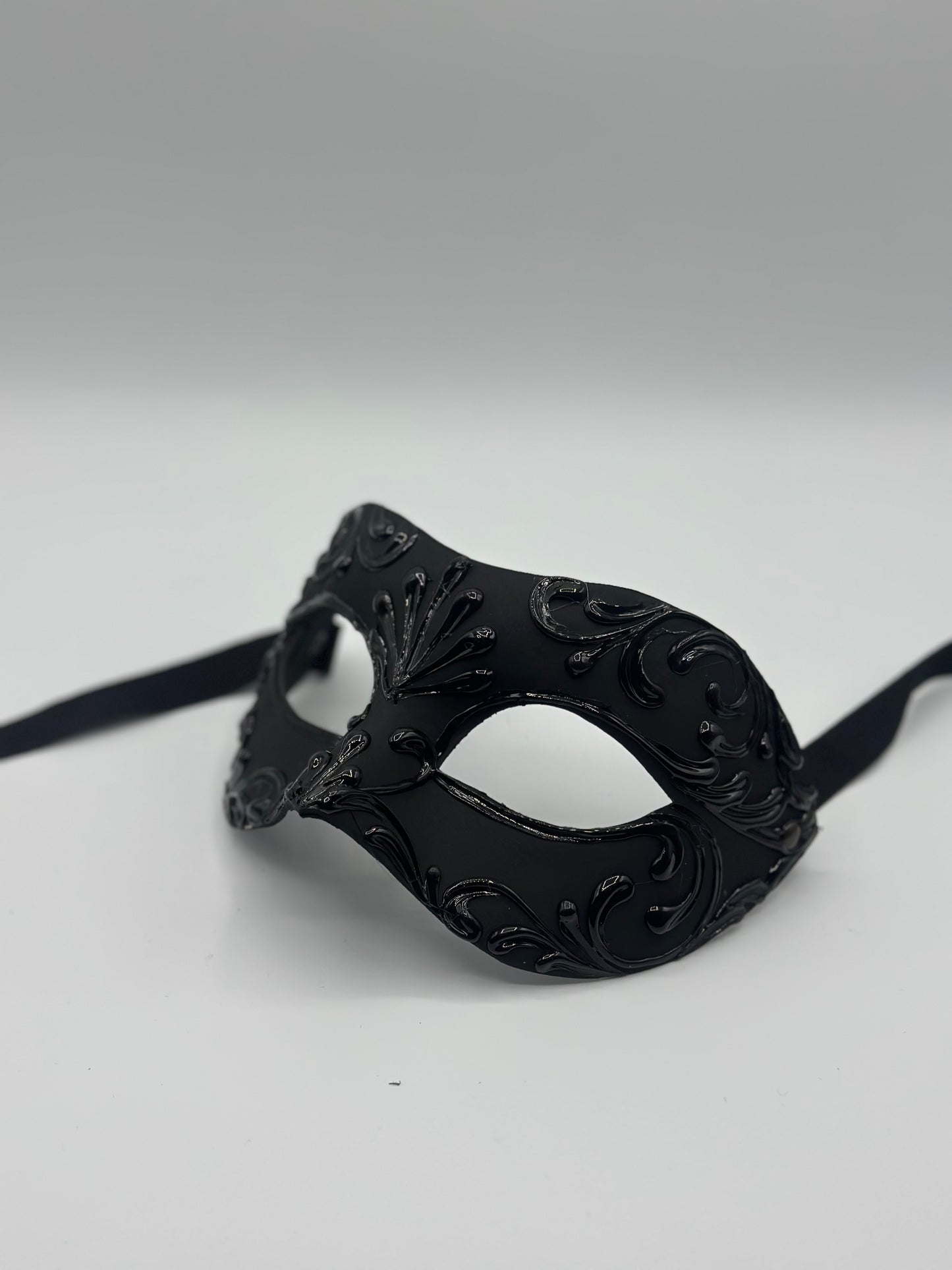 Luxuriöse schwarze venezianische Maskenmaske für Herren – Kostümmaske mit barocken Details