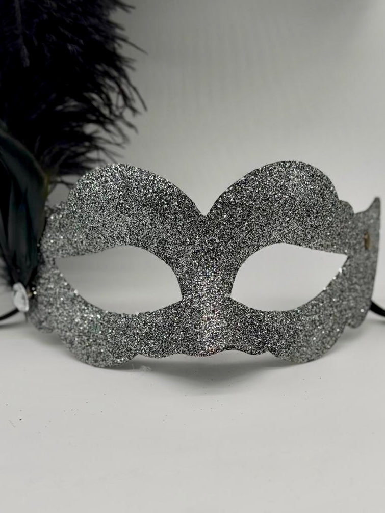 Venezianische Maske aus silbernem Glitzer mit schwarzen Federn