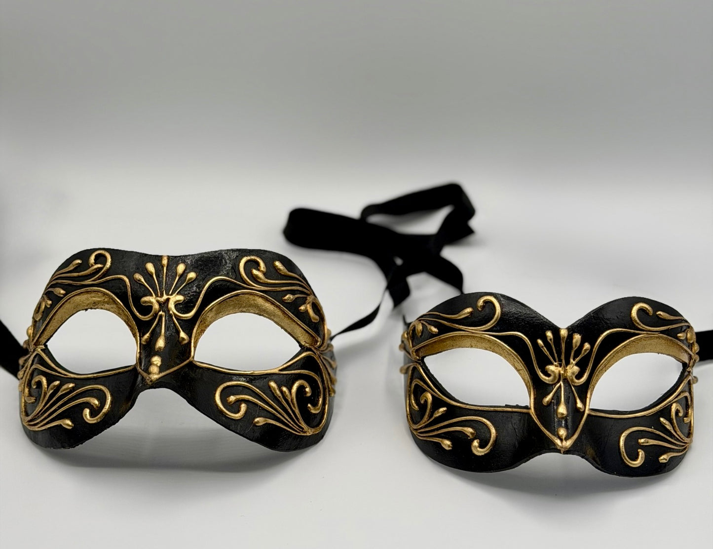 Máscaras Venecianas para Pareja Negro Oro – Estilo Barroco de Lujo