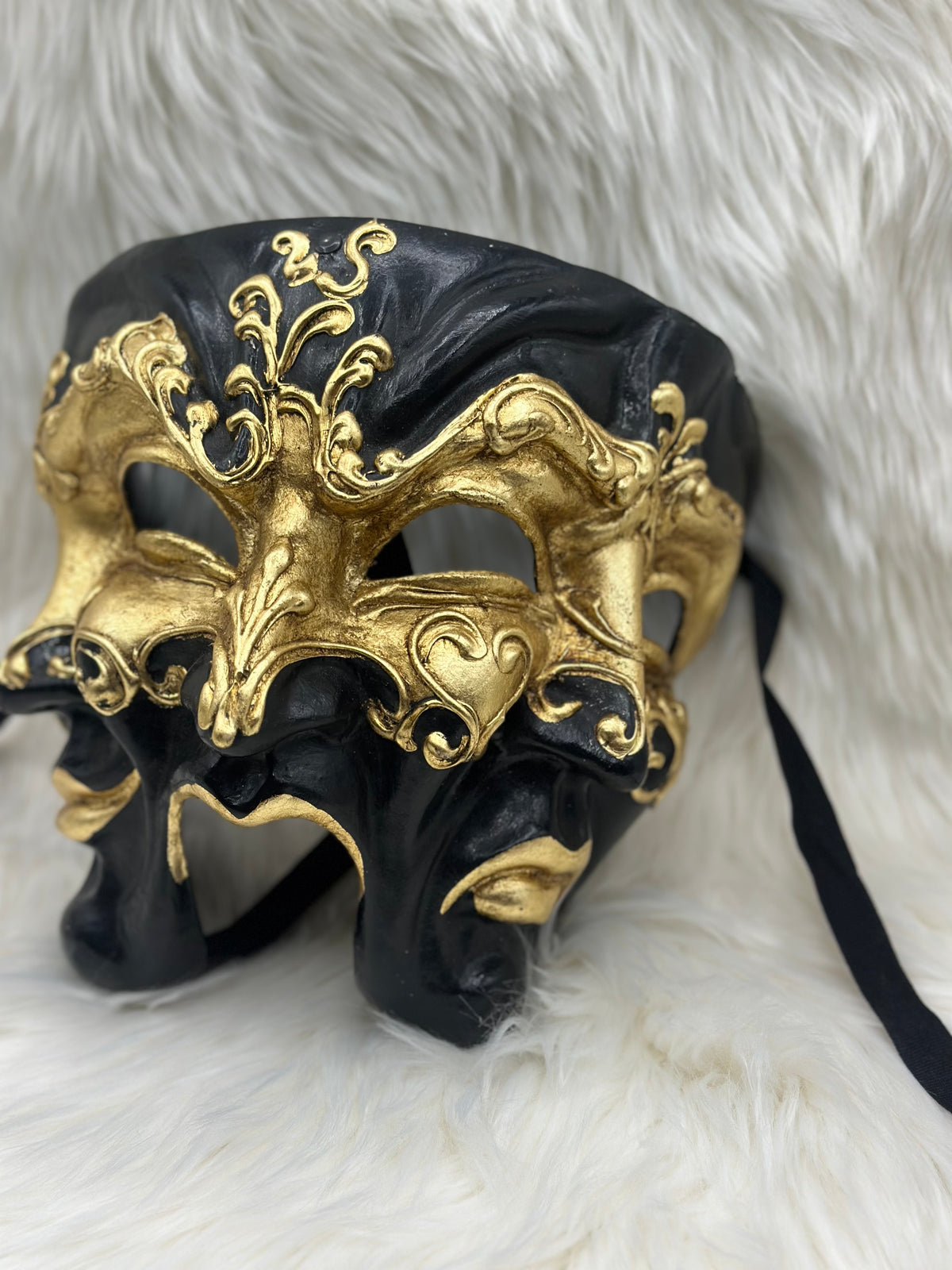 Schwarz-goldene Drei-Gesichter-Maske