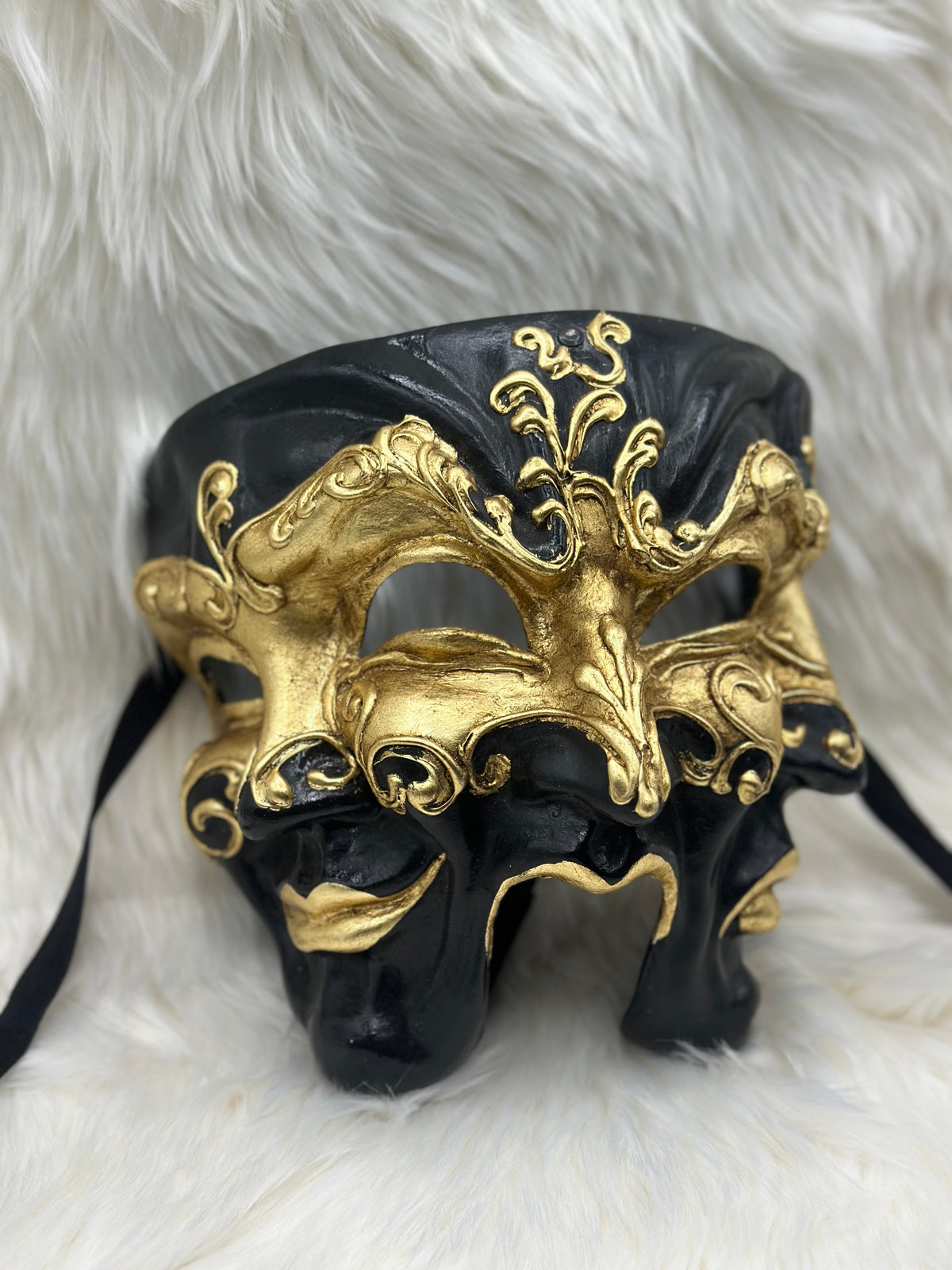 Schwarz-goldene Drei-Gesichter-Maske
