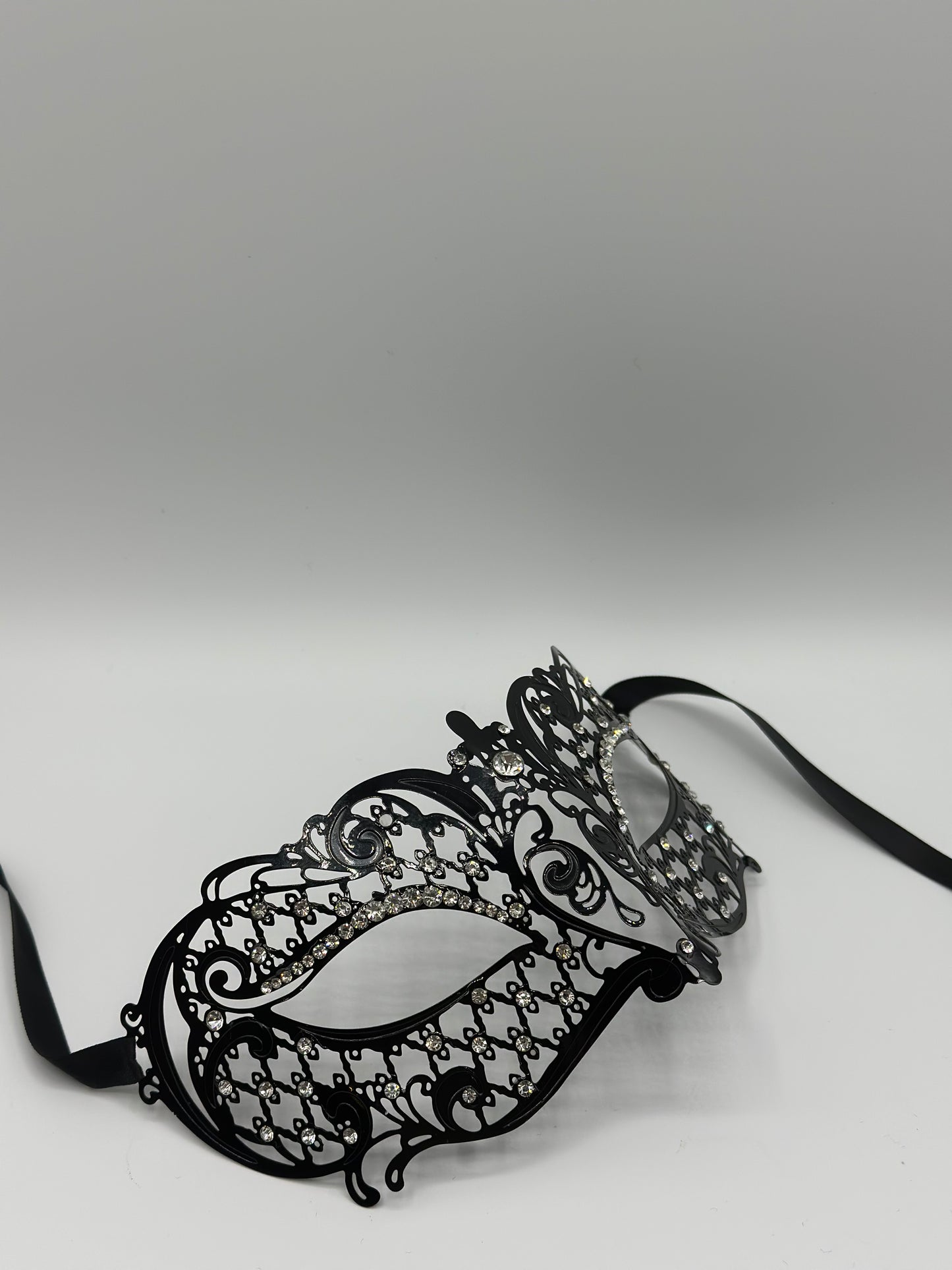Maskenmaske für Damen "Seranade" - Venezianische Maske aus schwarzem Metall mit Strasssteinen