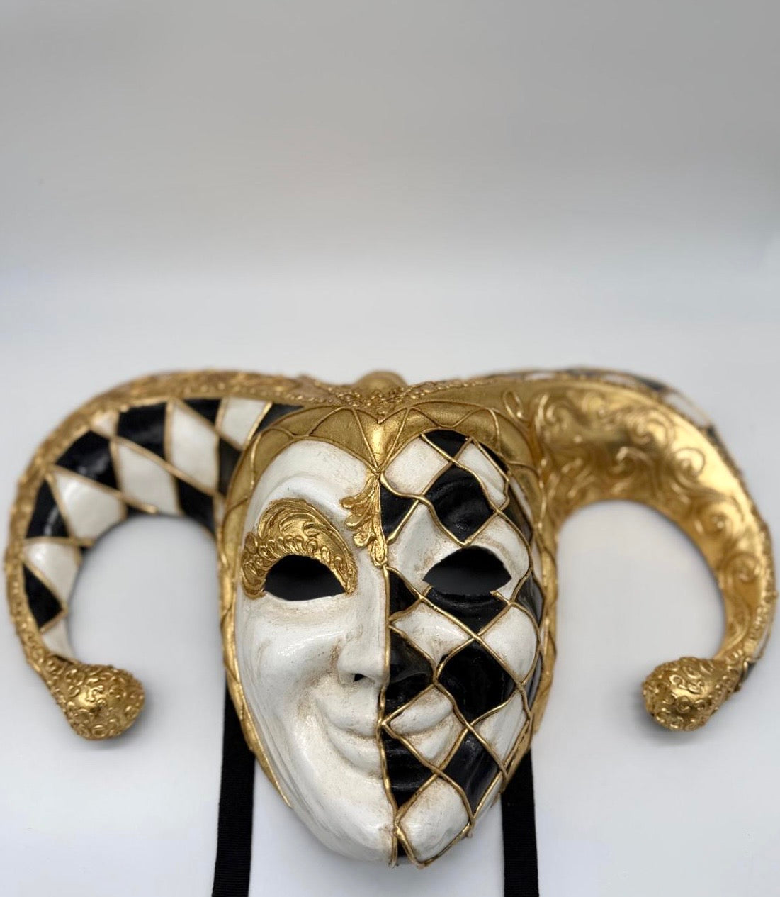 Venetiaans Harlekijn Masker Goud Zwart Wit – Luxe Maskerade & Decoratie