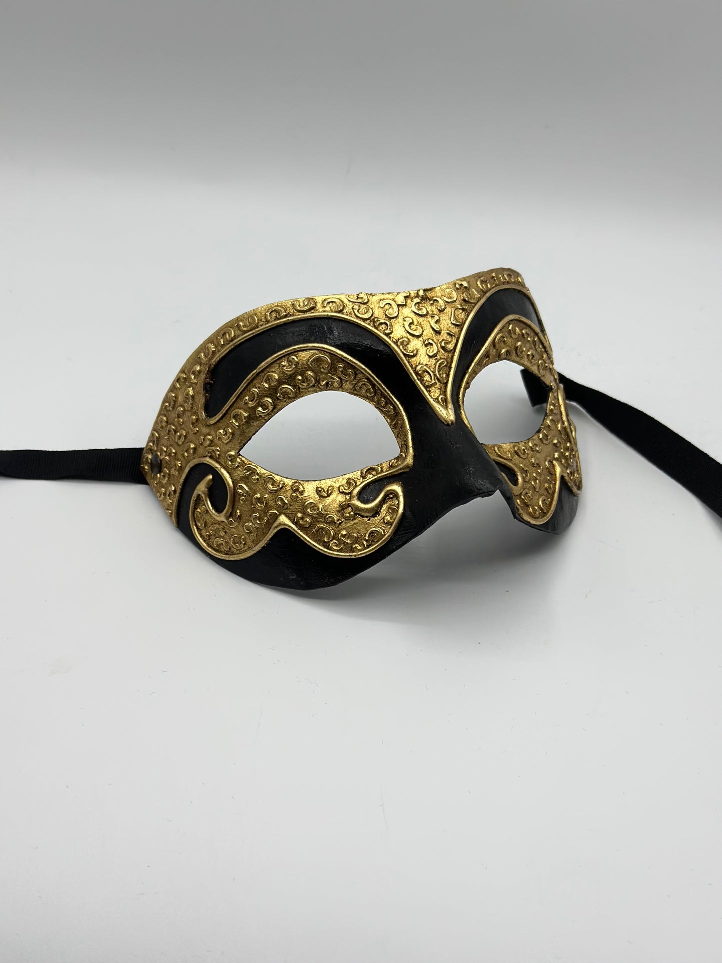 Masque vénitien – Noir avec détails dorés