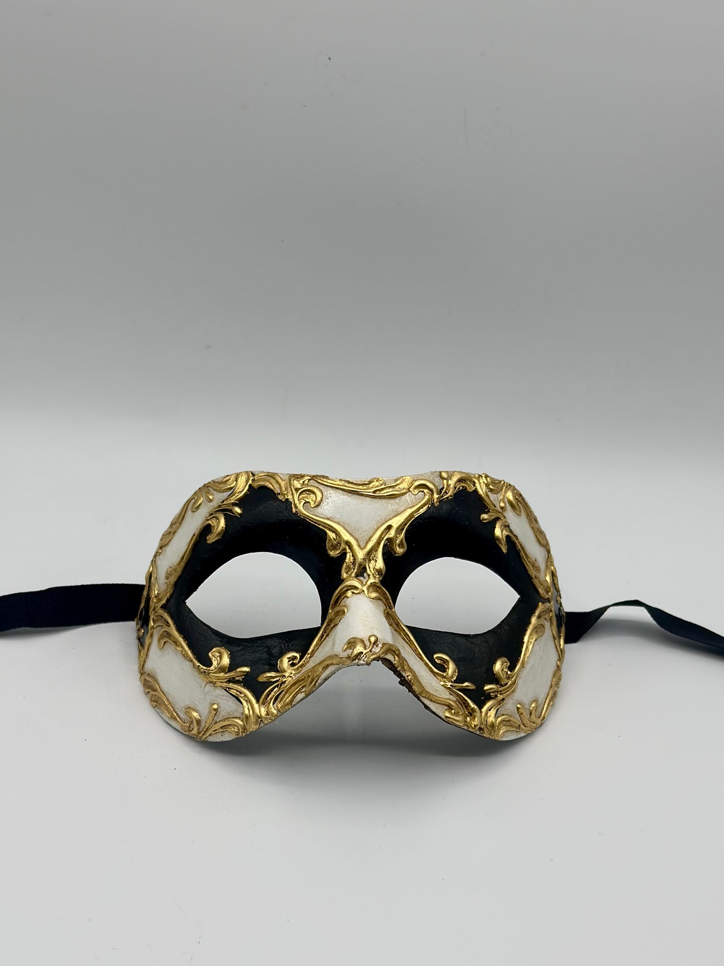 Zwart-Wit Venetiaans Masker met Gouden Barokdetails