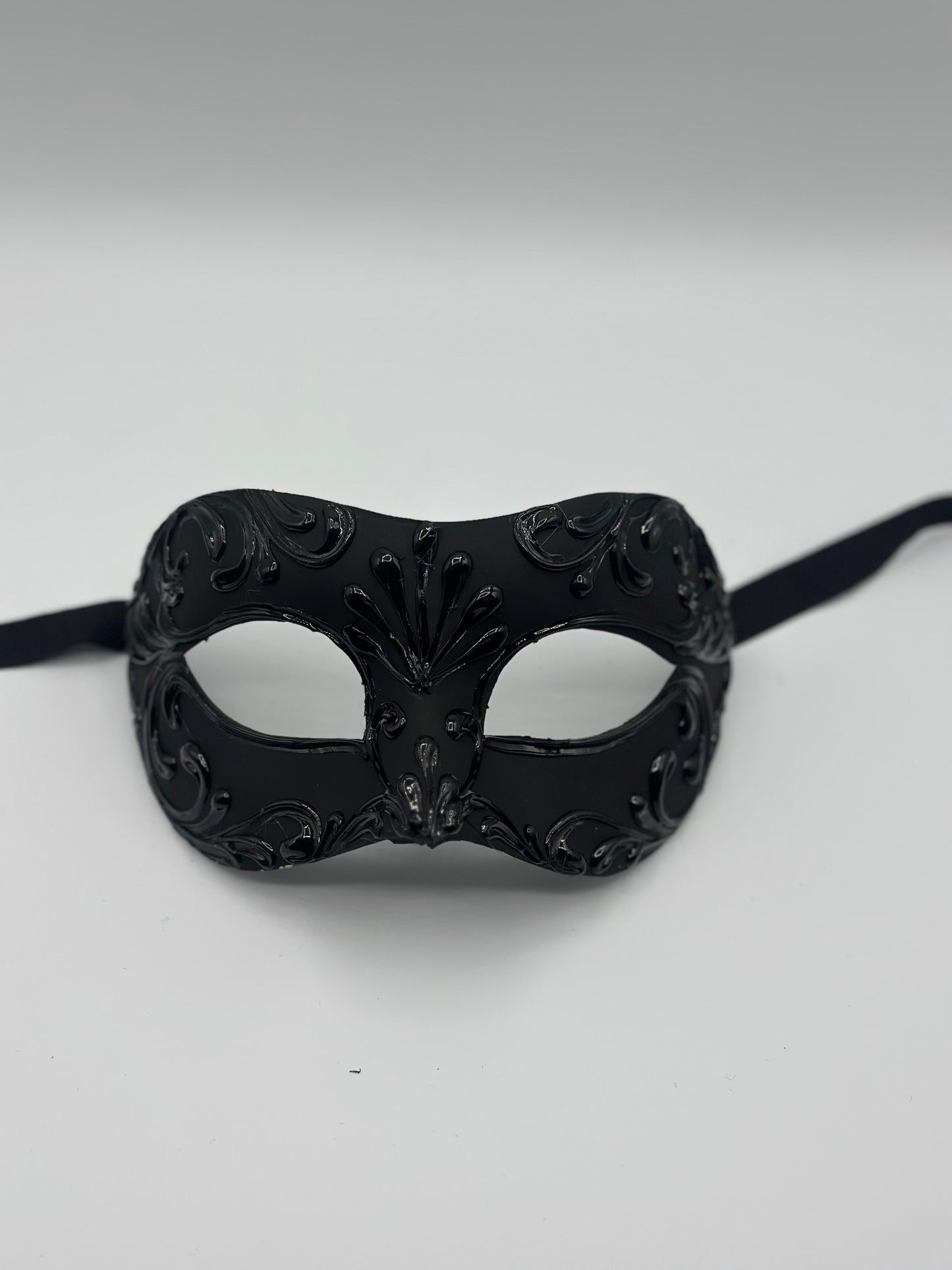 Luxuriöse schwarze venezianische Maskenmaske für Herren – Kostümmaske mit barocken Details