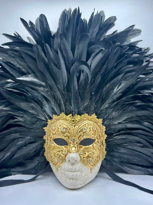 Goldene Gesichtsmaske mit Federn