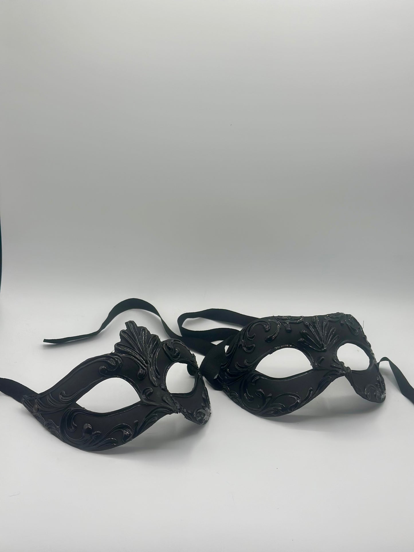 Juego de Máscaras Venecianas Negras - Máscaras Dúo de Papel Maché Artesanales para Mascaradas y Eventos