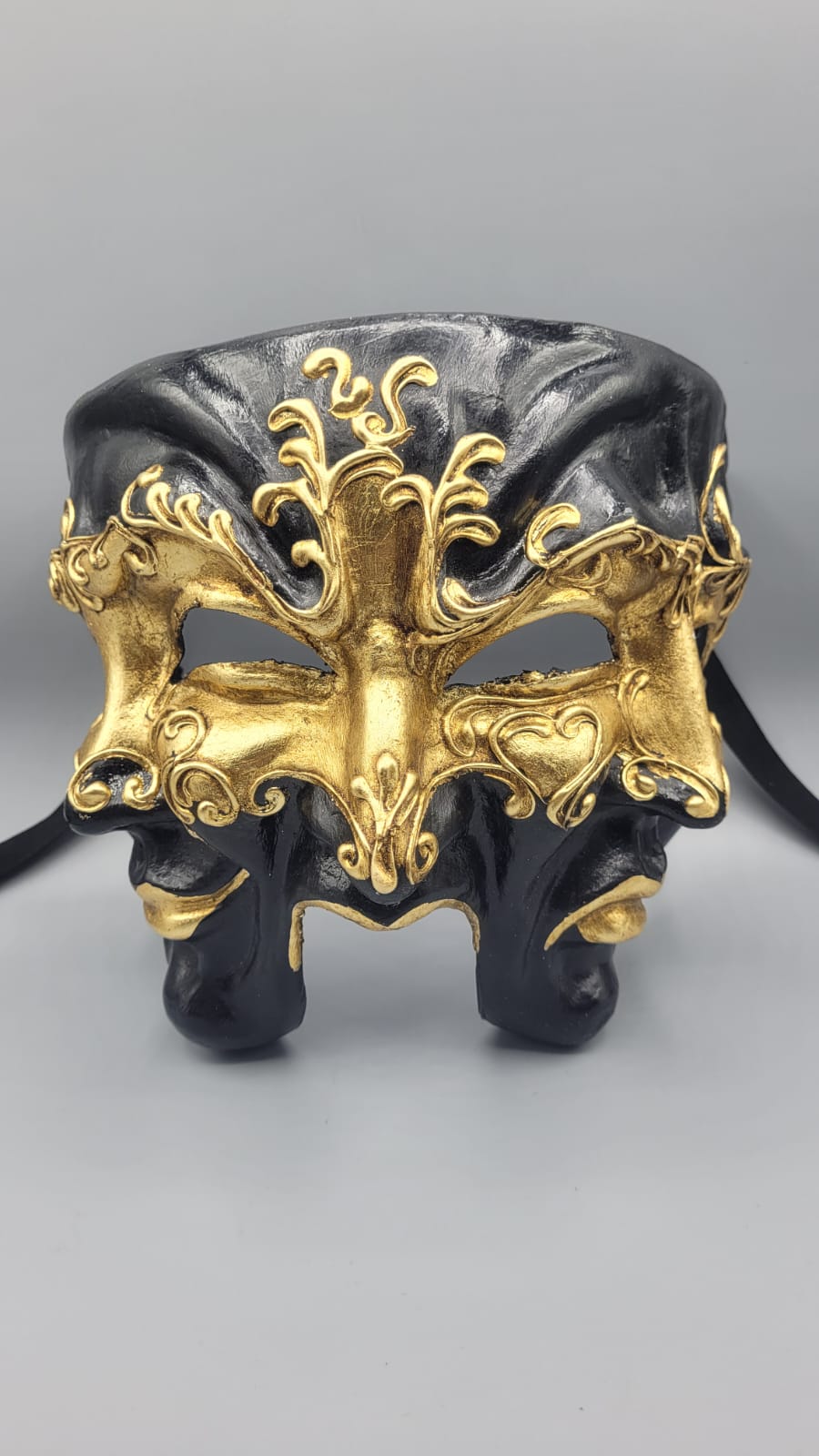 Schwarz-goldene Drei-Gesichter-Maske