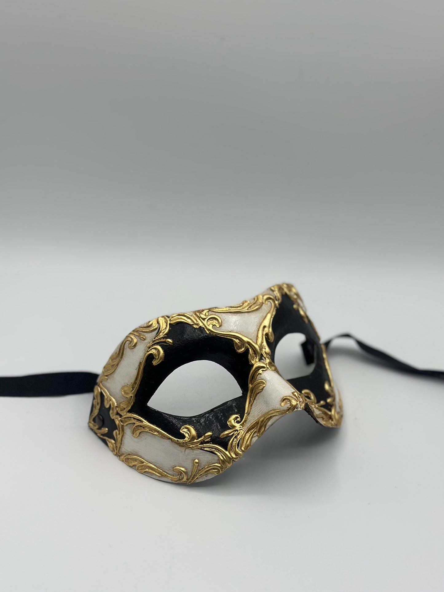 Zwart-Wit Venetiaans Masker met Gouden Barokdetails
