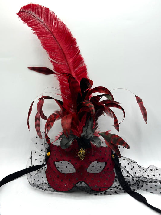 Luxusmaske mit Federn - rote Maske mit Federn - elegante Maske aus rotem Samt