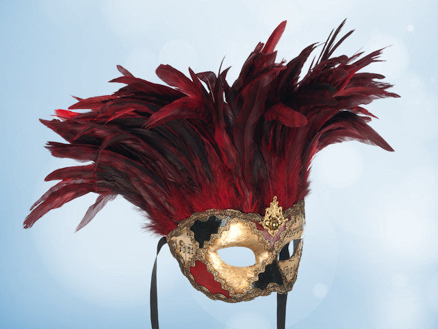 Venezianische Maske mit Federn in Rot